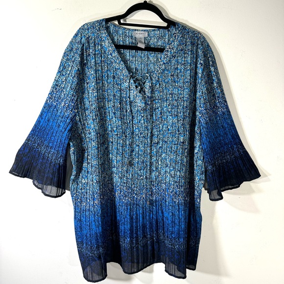 2/$35 Catherines Blue Crinkle tunic top with silver studs - Picture 1 of 12